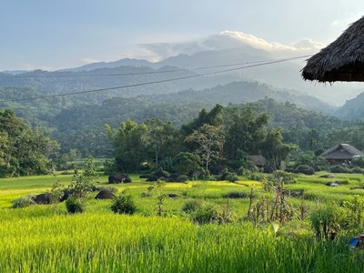 Hạ Thành, una pequeña aldea cerca de la ciudad de Hà Giang, con campos cultivados que se extienden alrededor de palafitos.
