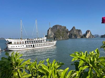 very sunrise and sunset paints a picture-perfect moment in Ha Long Bay