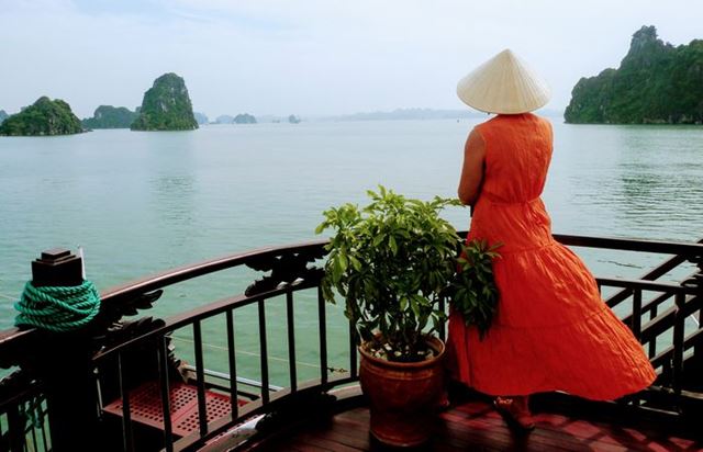 Una mujer vietnamita con el sombrero non la en la bahía de Halong