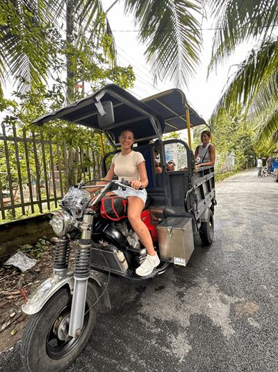 Dando un divertido paseo en autorickshaw por las pintorescas calles