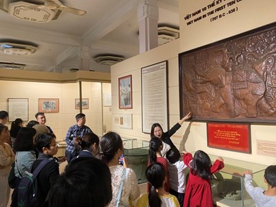 The guide presents to everyone the defense of the homeland against foreign invaders led by the ancient generals. This is depicted in a painting portraying the image of Trung Trac and Trung Nhi riding elephants into battle