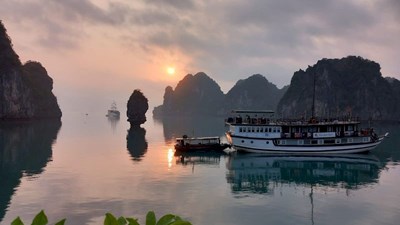 La bahía de Halong bajo del sol