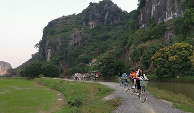 Ciclismo en un clima fresco a principios de primavera