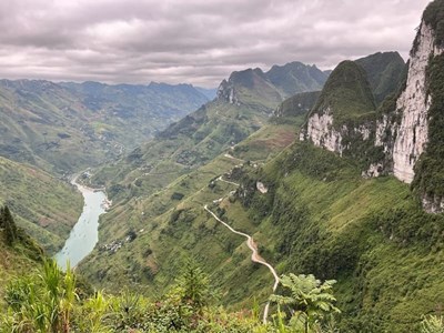 The majestic mountains rise alongside the Nho Que River