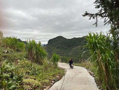The path leading to the White Stone Cliff (Vach Da Trang), an impressive site on the Ma Pi Leng Pass