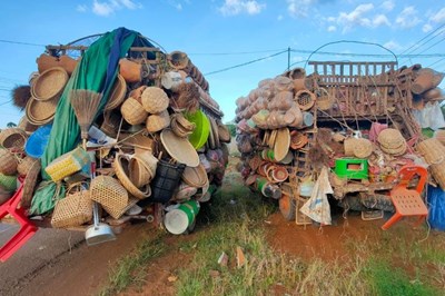 Las mercancías se apilan en carros artesanales en un lugar rural de Camboya