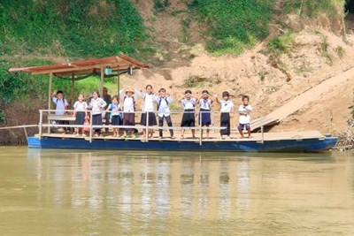 Los niños adorables de Tonlé Sap van a la escuela