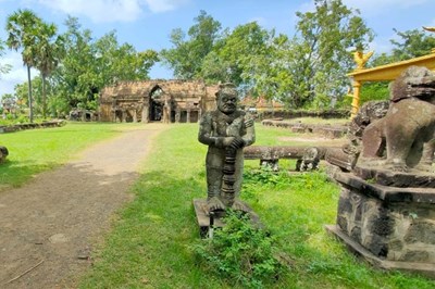 Visitan los templos de Angkor