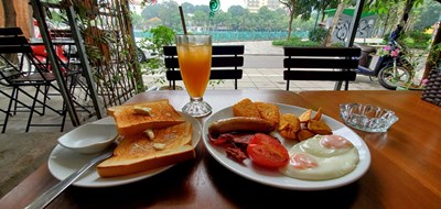 Comencemos el día con un abundante desayuno y un poco de pasión por los viajes en el lago oeste, Hanoi.