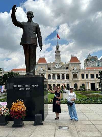 La estatua del ex-presidente vietnamita en el Comité Popular de la ciudad de Ho Chi Minh