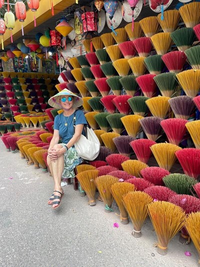 Toma fotos con los coloridos paquetes de varillas de incienso en el vibrante pueblo del incienso en Hue.