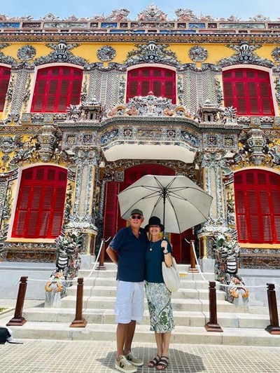 Lane y Oliver visitan la Ciudadela Histórica de Hue con decoraciones intrincadas.