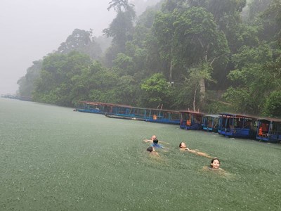 Nosotros en el lago de Ba Be, disfrutando el día lluvioso fresco