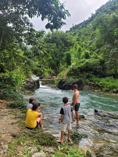 Nadamos en un arroyo poco visitado, se despliega una naturaleza completamente verde