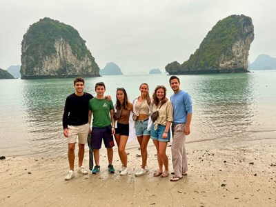 Tienen unos días de relajación en la bahía de Ha Long, maravilla del mundo