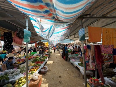 En el mercado de Pho Doan se ofrece una amplia variedad de productos.