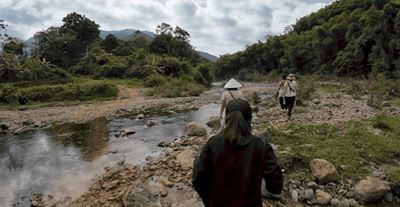 El terreno de senderismo ofrece una diversidad notable, como cruzar pequeños arroyos.