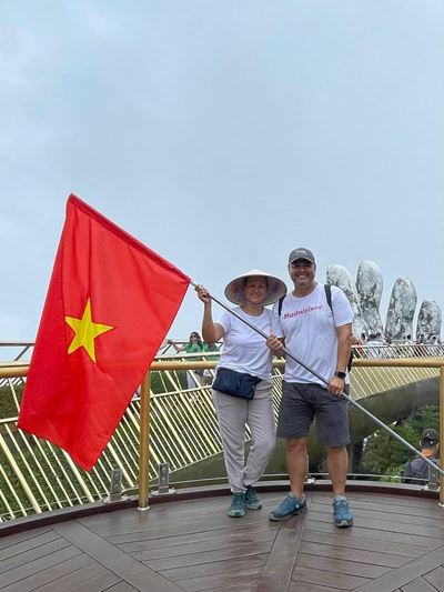 Toman fotos en el Puente de Mano en las Colinas de Bana, Da Nang