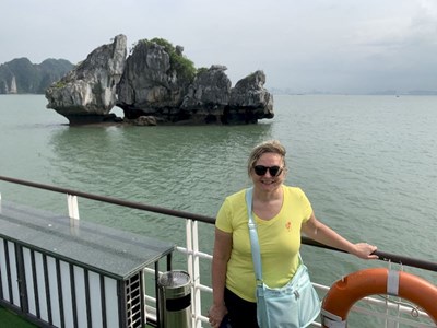 Señora Leire en el crucero por la bahía de Halong