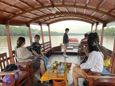Investigating passenger boat transport services on the Hàm Luông River.