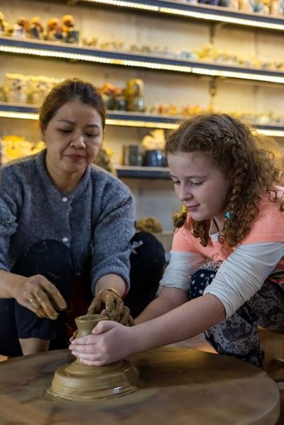 Su hija está practicando la cerámica en Hanói