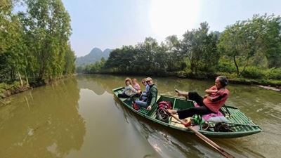 Navegamos por el río Ngo Dong en Tam Coc