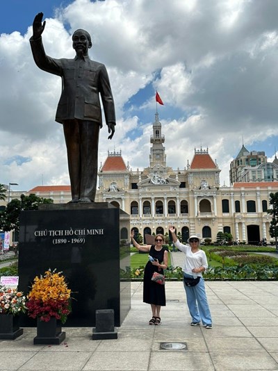 The statue of the former Vietnamese president at the People's Committee of Ho Chi Minh City