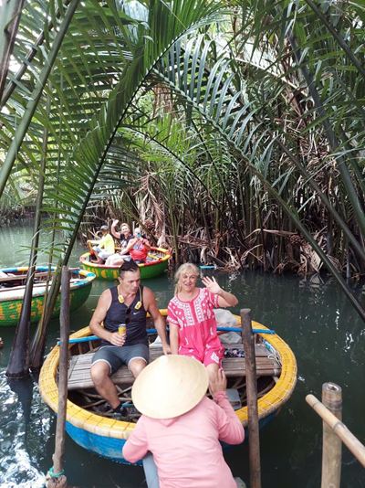 Experimentan un paseo en bote de cesta en el pueblo de cocoteros de Cam Thanh, Hoi An