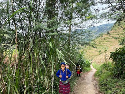Amelia captura el momento de una mujer étnica de Vietnam caminando