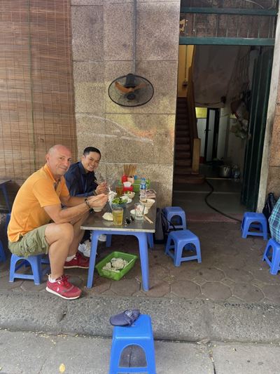 Experimentar comer el plato de bún chả de Hanoi en la acera, con pequeñas sillas