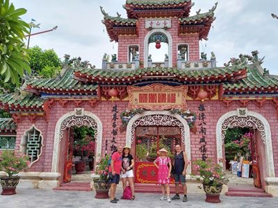 Visitan sitios culturales, templos sagrados, con hermosa arquitectura en Hoi An