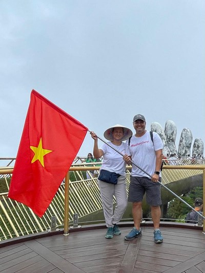 Horacio & his wife at the iconic Golden Bridge, proudly waving the Vietnamese flag.