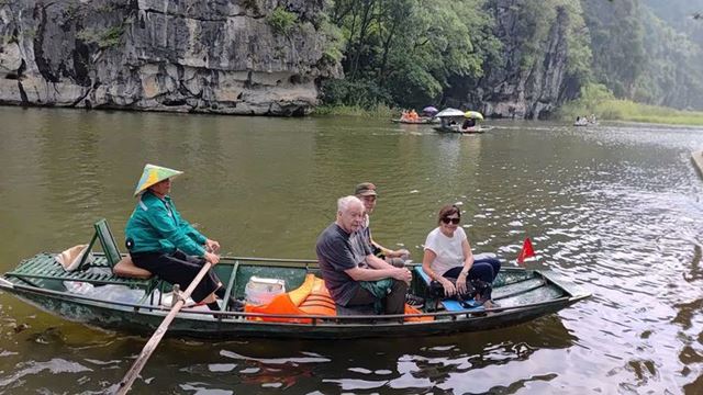 Un recorrido en barco por el hermoso paisaje de Tam Coc