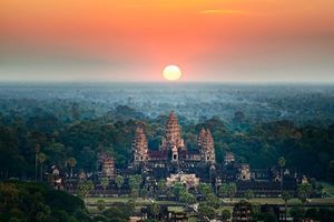 Angkor Wat es un enorme y gran complejo de templos construido en piedra.