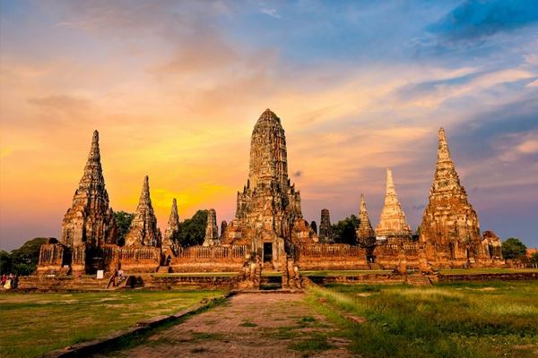 Ayutthaya es famosa por sus impresionantes templos arquitectónicos y pagodas en el ambiente tranquilo.