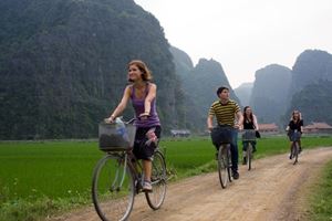 Explore la belleza natural combinada con la vida de las comunidades indígenas en Ninh Binh en bicicleta.