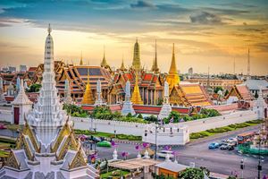 Gran Palacio de Bangkok, con su deslumbrante arquitectura y rica historia, atrae por su esplendor real y su importancia histórica.