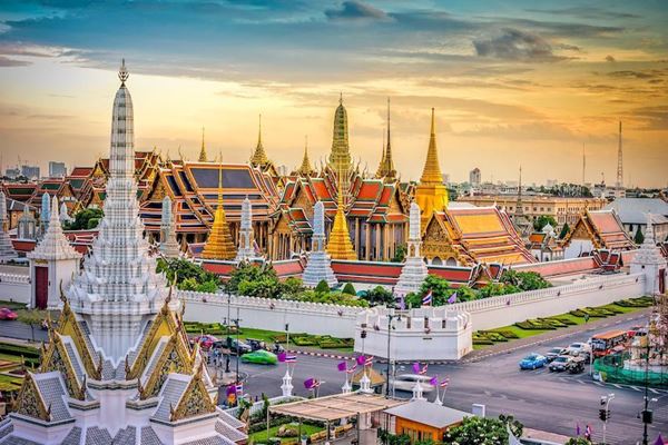 La belleza tradicional de los templos en el corazón del Bangkok moderno