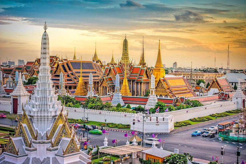 Bangkok Grand Palace, with its dazzling architecture and rich history, attracts with its royal splendor and historical importance.