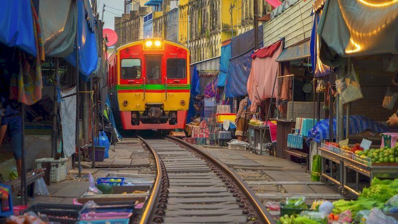 El mercado de tren famoso en Tailandia