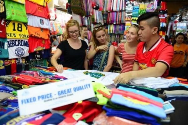 Capture the lively atmosphere of Ben Thanh Market