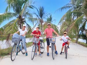 Los viajeros de Kampá Tour pasean por las areas rurales de Hué en bicicleta