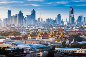 Bangkok es una intersección cultural entre edificios modernos y templos antiguos.