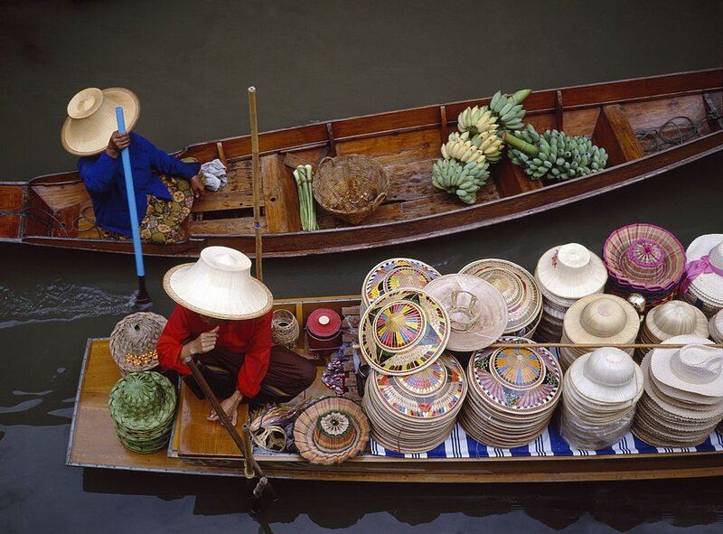 Experience life on different floating markets in Thailand to better understand this country.
