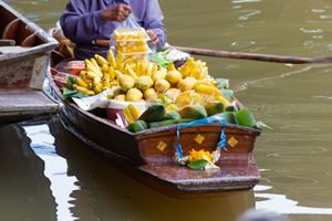 Do you want to discover daily life in the floating markets in Thailand?
