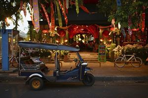 Puede pasear por los templos, pagodas y calles de Bangkok en tuk tuk