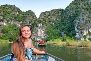 Paseo por Tam Coc en barco le ayuda explorar los mejores paisajes de Ninh Binh