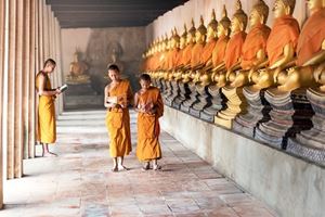 Monjes budistas camboyanos