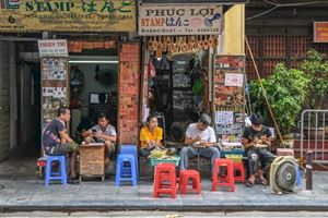 Sentarse en una diminuta silla de plástico en la acera es una de las imágenes típicas de Hanói