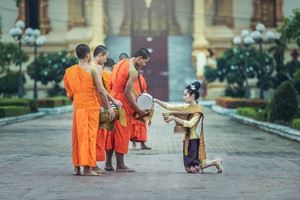 La tradicional ceremonia de ofrenda a los monjes, Laos